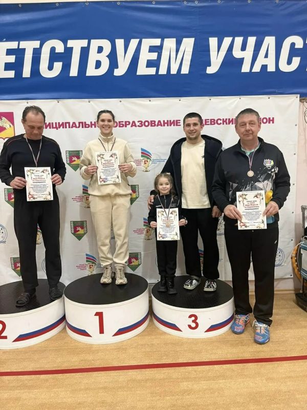 9 января в станице Кущёвской прошёл спортивный праздник, в рамках которого состоялся краевой турнир по бадминтону на кубок Деда Мороза