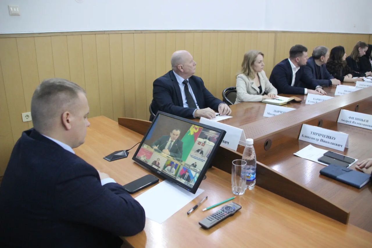 Сегодня глава региона Вениамин Кондратьев провел совещание, на котором была обсуждена оперативная обстановка в связи со снегопадом