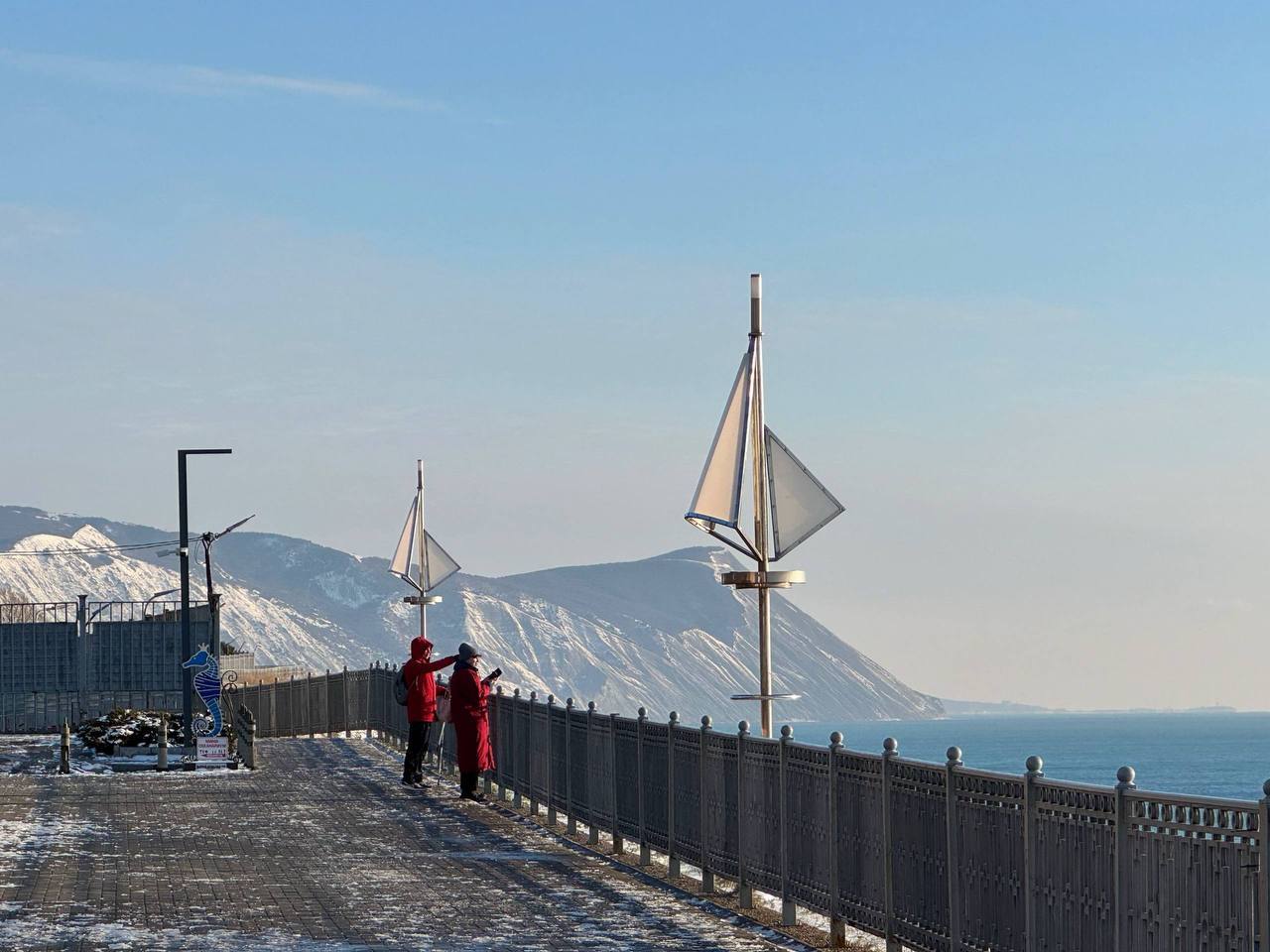 Сегодня в плюсе. Но все равно по-зимнему прохладно