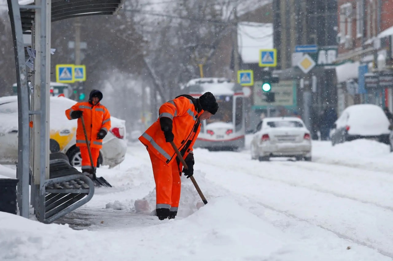 В Краснодаре для расчистки улиц от снега задействуют 49 единиц техники В Краснодаре для расчистки улиц от снега задействуют 49 единиц техники