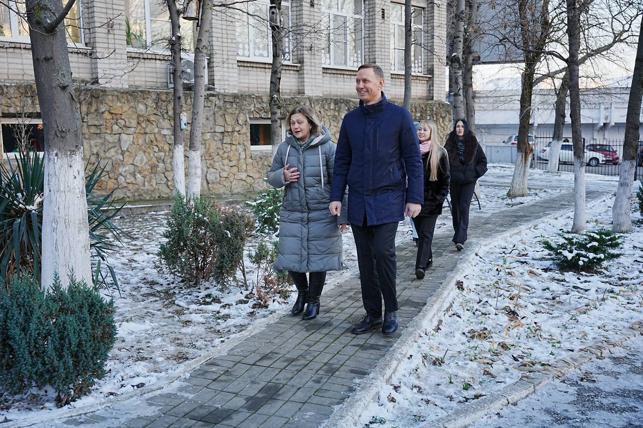 Андрей Кравченко: После Безопасного города решил зайти в Гимназию №5, чтобы своими глазами посмотреть, как справляются общеобразовательные учреждения с наледью Андрей Кравченко: После Безопасного города решил зайти в Гимназию №5, чтобы своими глазами посмотреть, как справляются общеобразовательные учреждения с наледью