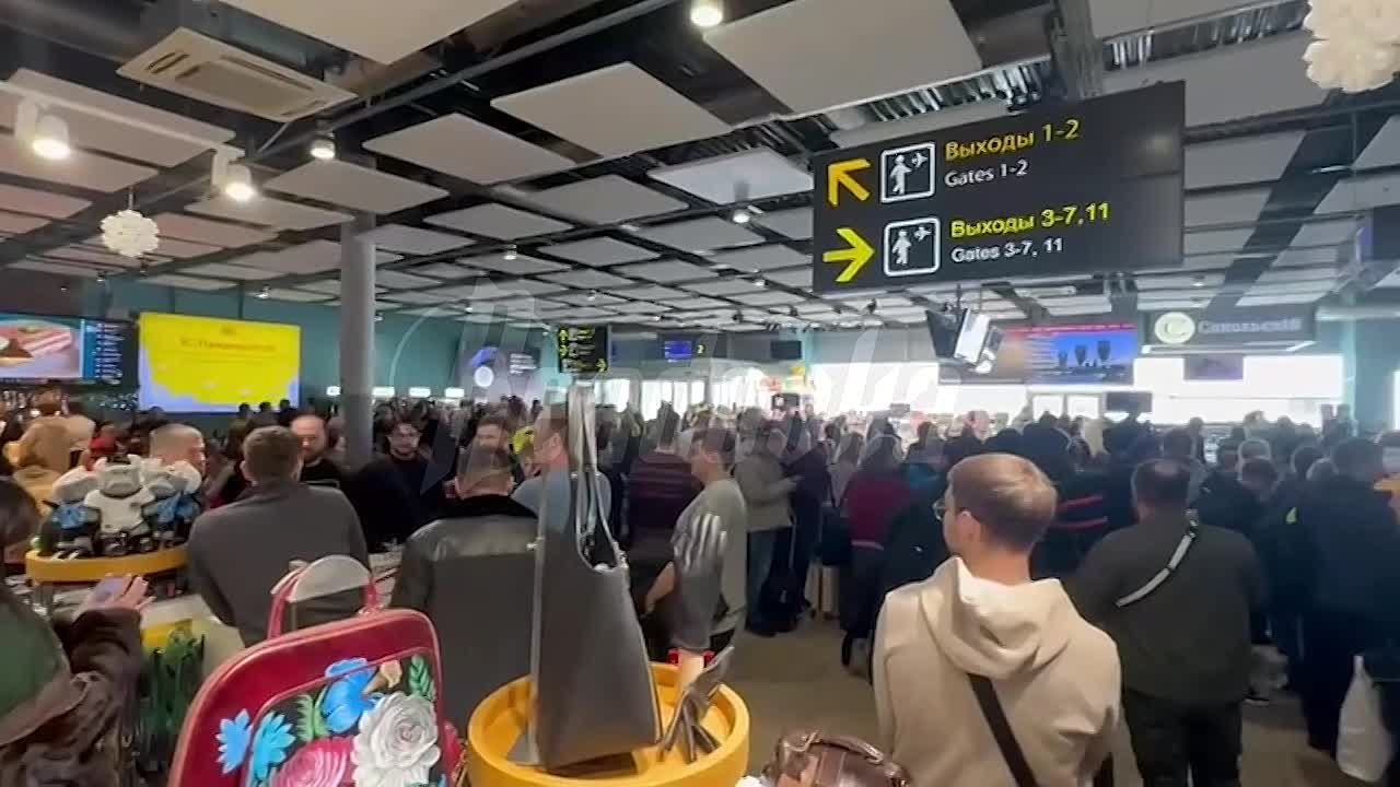 Пассажиры более суток ждут вылетов из-за массовых задержек в краснодарском аэропорту — некоторым из них выдали только бутылку воды