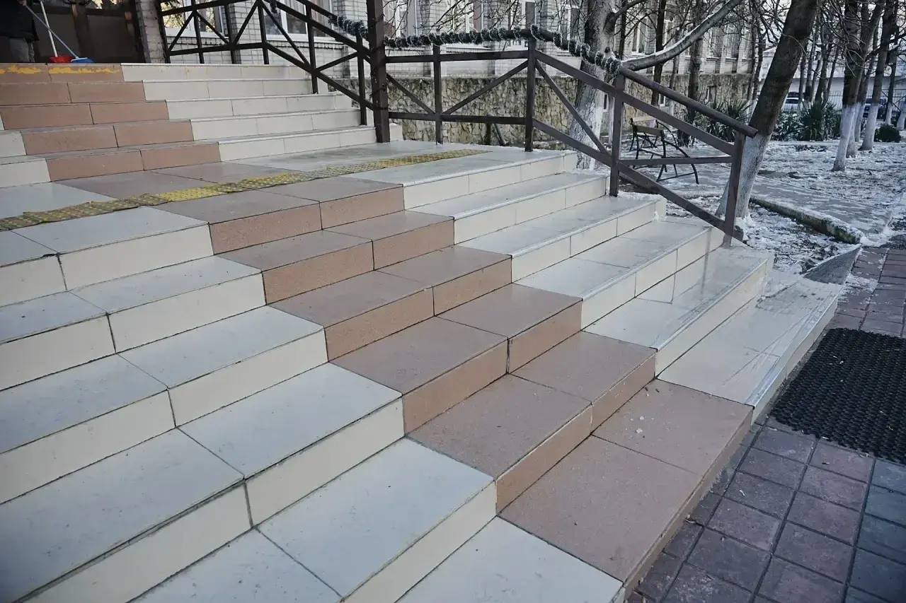 Андрей Кравченко: После Безопасного города решил зайти в Гимназию №5, чтобы своими глазами посмотреть, как справляются общеобразовательные учреждения с наледью Андрей Кравченко: После Безопасного города решил зайти в Гимназию №5, чтобы своими глазами посмотреть, как справляются общеобразовательные учреждения с наледью