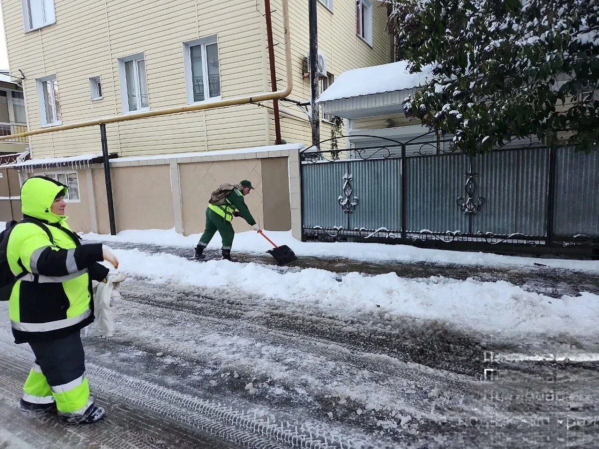 Глава Сочи Андрей Прошунин: «На ночной расчистке дорог от снега задействовали 227 единиц техники и почти 450 дорожных рабочих» Глава Сочи Андрей Прошунин: «На ночной расчистке дорог от снега задействовали 227 единиц техники и почти 450 дорожных рабочих»