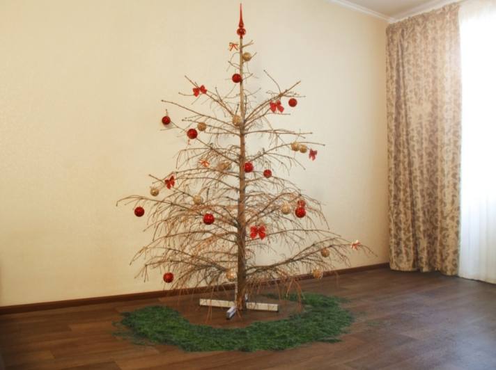 Не убирать новогоднюю елку до весны - нормально