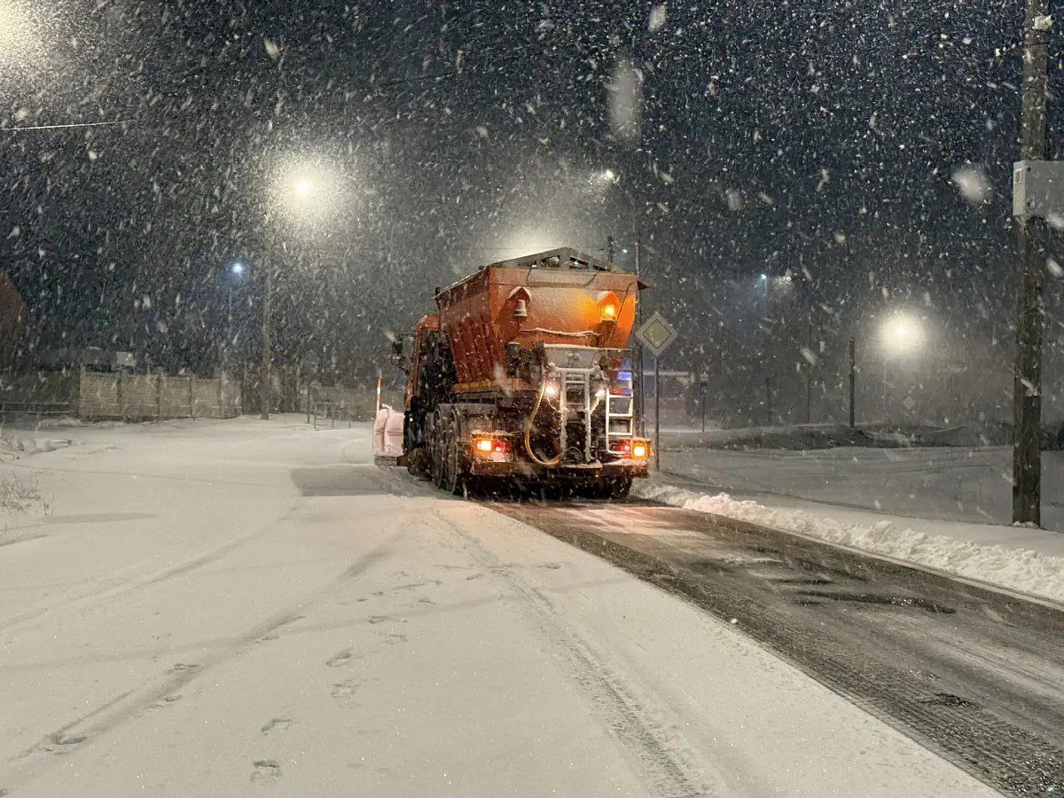 Глава Сочи Андрей Прошунин: «На ночной расчистке дорог от снега задействовали 227 единиц техники и почти 450 дорожных рабочих» Глава Сочи Андрей Прошунин: «На ночной расчистке дорог от снега задействовали 227 единиц техники и почти 450 дорожных рабочих»