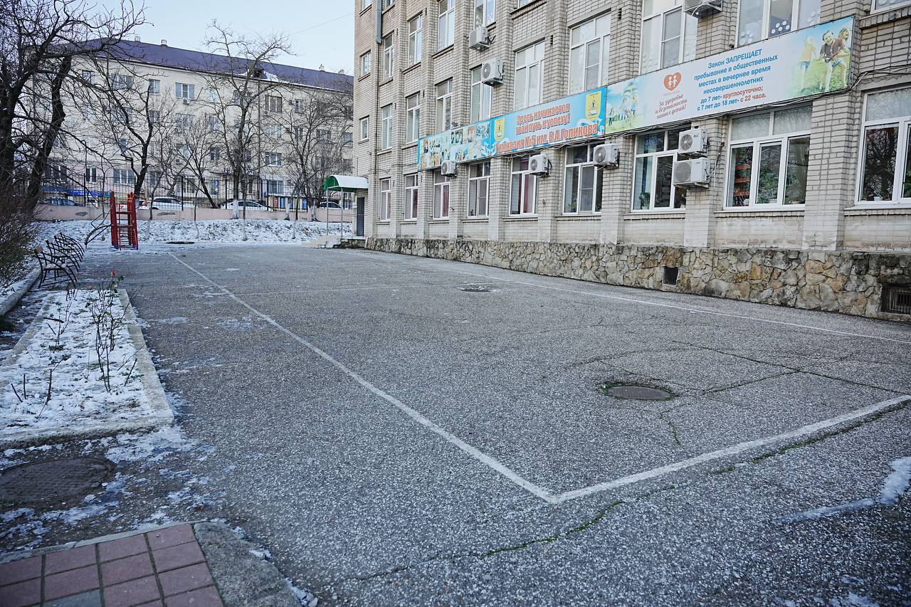 Андрей Кравченко: После Безопасного города решил зайти в Гимназию №5, чтобы своими глазами посмотреть, как справляются общеобразовательные учреждения с наледью Андрей Кравченко: После Безопасного города решил зайти в Гимназию №5, чтобы своими глазами посмотреть, как справляются общеобразовательные учреждения с наледью