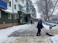 Предприятия потребительской сферы очищают подходы к своим объектам от снега и обрабатывают лестницы и входные группы песко-соляной смесью
