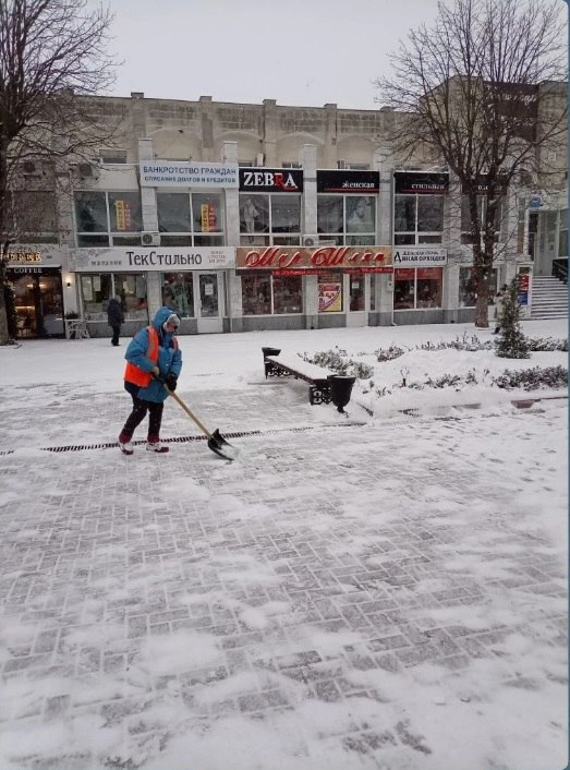 С раннего утра в городе активно ведётся уборка улиц от снега
