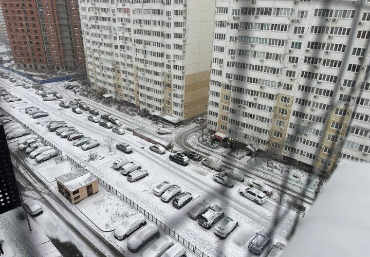 Портовый город Новороссийск экономит на песке? Старики и дети падают на заледенелых тротуарах, улицы превратились в каток