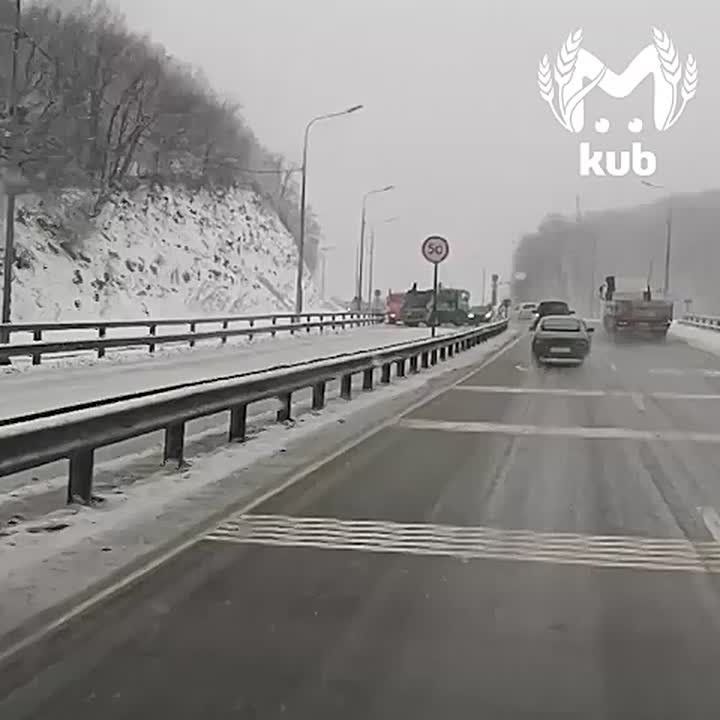 Кубань сковали снежные пробки