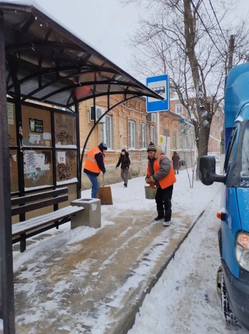 С раннего утра в городе активно ведётся уборка улиц от снега С раннего утра в городе активно ведётся уборка улиц от снега