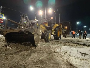 Ночью сотрудники службы пути МУП «КТТУ» очистили от наледи и снега трамвайные переезды