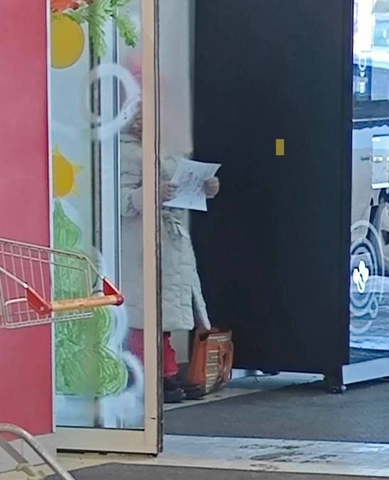 В Ейске на улице увидели юную художницу с признаками побоев, торгующую рисунками