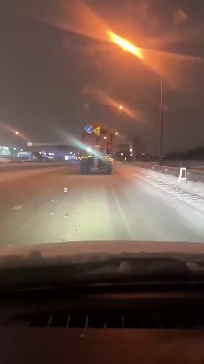 Работы по расчистке города от снега и наледи идут днём и ночью