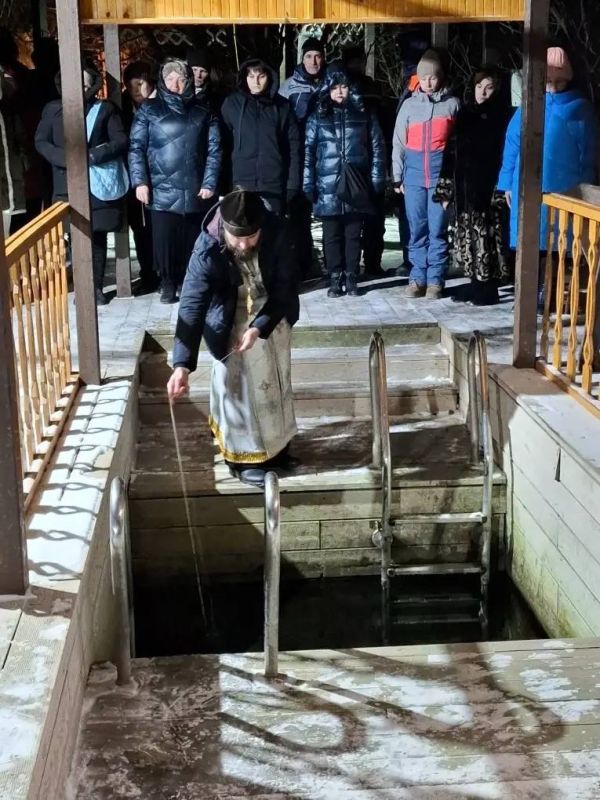 Крещенские купания проходят в купели на территории Свято-Никольского храма в станице Благовещенской