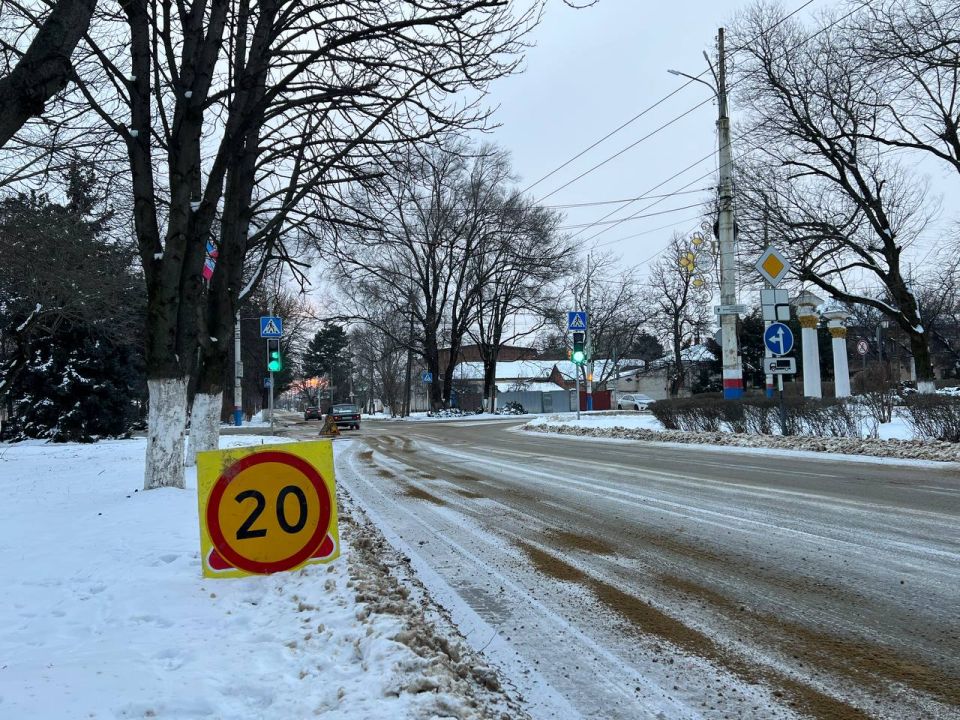 Специалисты Росводоканал Армавир устраняют порыв на сетях водоснабжения на пересечении улиц Р. Люксембург и Урицкого
