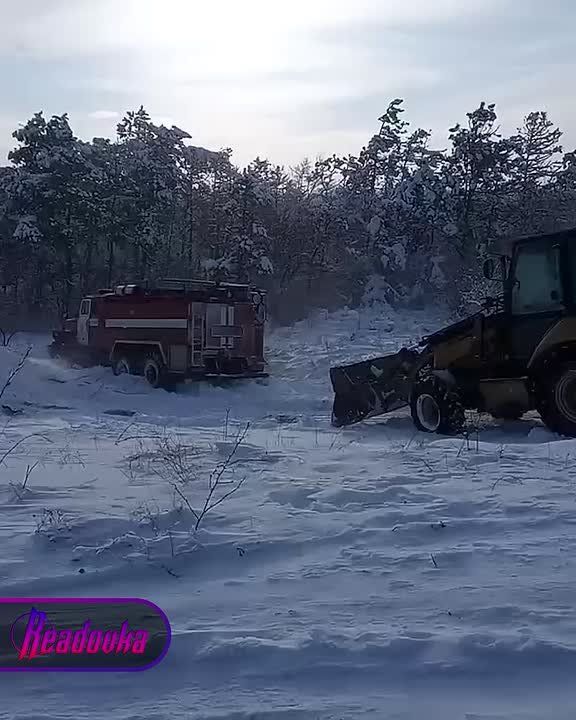 В Новороссийске спасатели эвакуировали 13 взрослых и ребенка, застрявших в снегу у телевышки