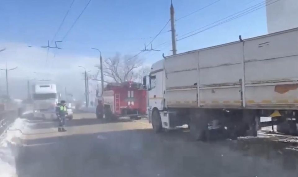 Сотрудники Госавтоинспекции города Новороссийска в сложных погодных условиях помогли водителю большегруза