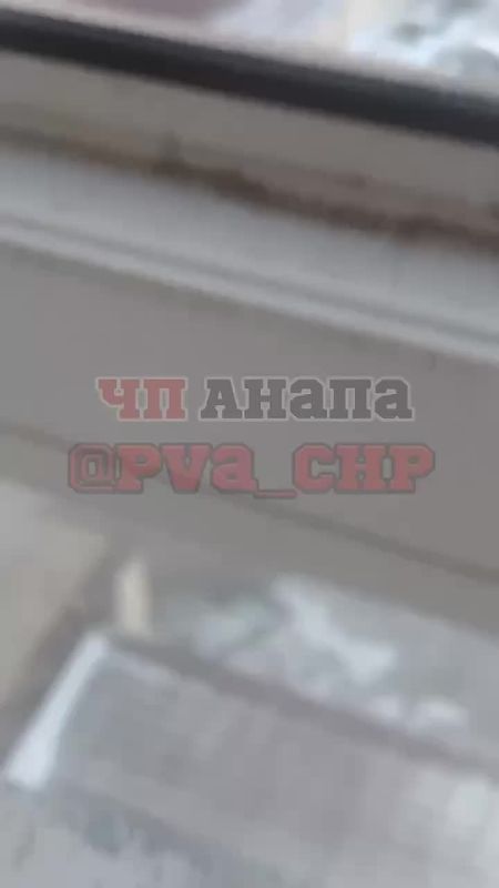 Крышу здания сорвало из-за сильного ветра в Анапе, сообщают очевидцы