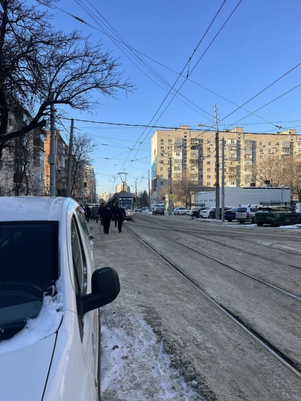 Начался день, все поехали на работу и в Краснодаре вновь остановились трамваи