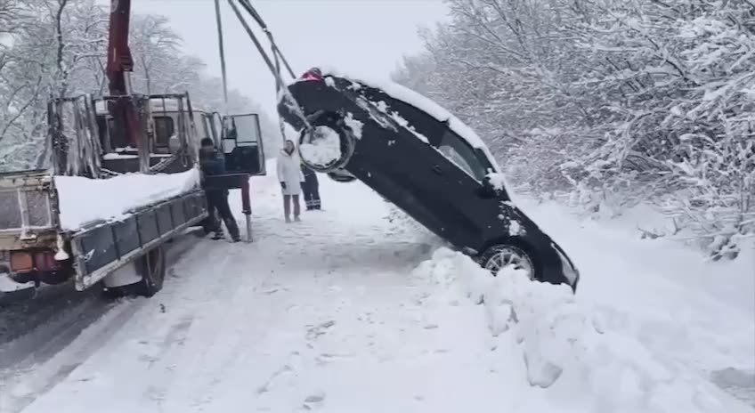 В Краснодарском крае легковой автомобиль вылетел с трассы в заснеженный кювет