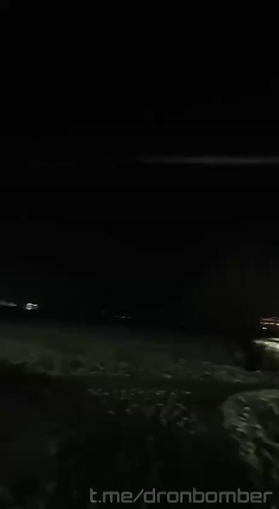 Судя по кадрам от местных жителей, опубликованным украинскими каналами, во время отражения налета БПЛА одна из зенитных ракет ЗРК С-300 или С-400 отклонилась от цели и попала по парковке автомобилей на окраине Краснодара