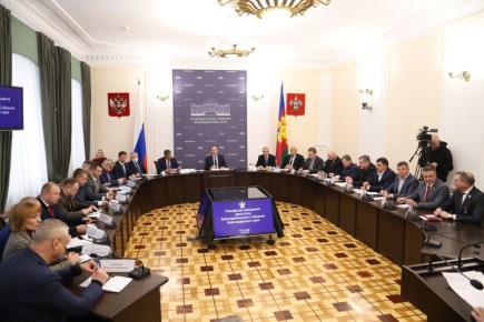 В ходе планерного совещания депутатов Благодарность, подписанную председателем верхней палаты российского парламента Валентиной Матвиенко, руководителю ЗСК передал сенатор РФ Александр Трембицкий