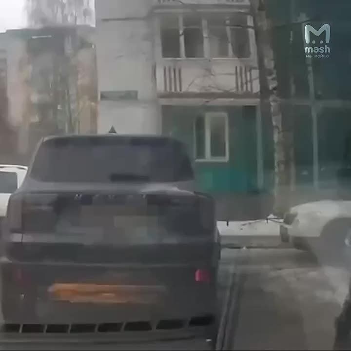 Дворник в Петербурге помог задержать пьяного водителя элегантной подножкой