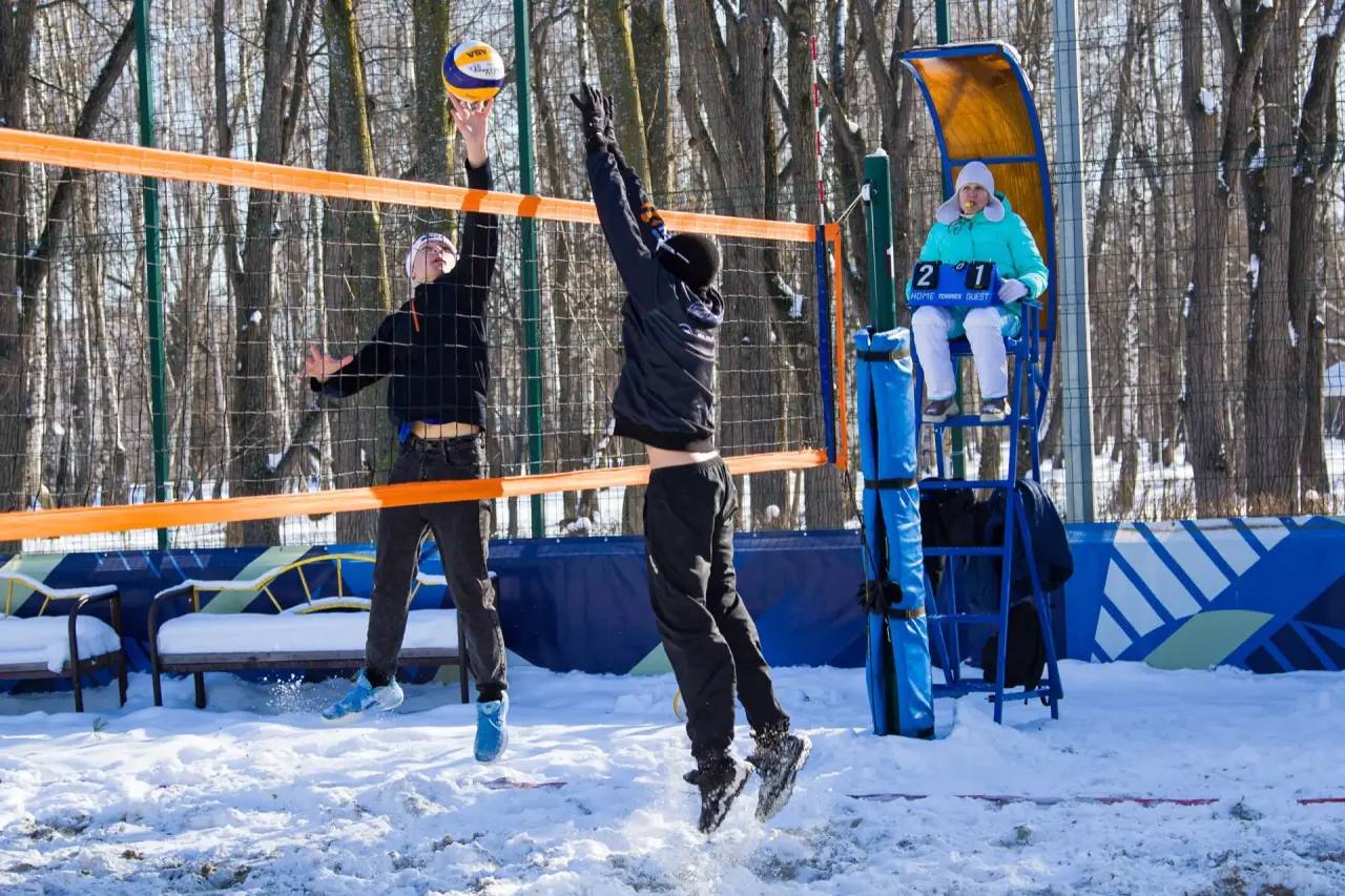 В Краснодаре впервые сыграли в волейбол на снегу В Краснодаре впервые сыграли в волейбол на снегу