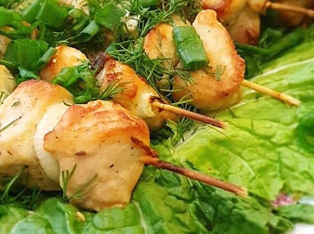Духовка вместо мангала: волшебство ароматной курицы на шпажках