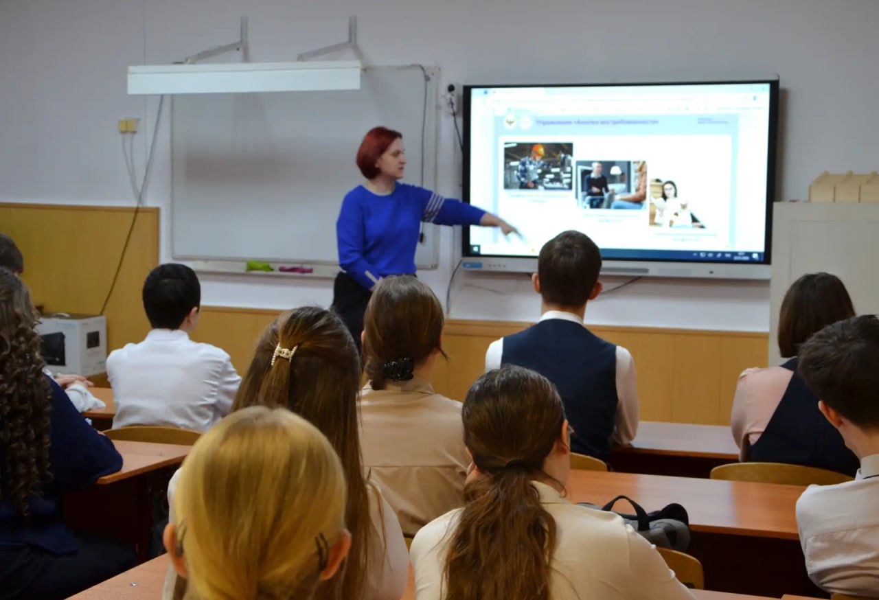 Сегодня в школах Ейского района состоялось занятие "Моё будущее", входящее в цикл "Россия – мои горизонты" Сегодня в школах Ейского района состоялось занятие "Моё будущее", входящее в цикл "Россия – мои горизонты"