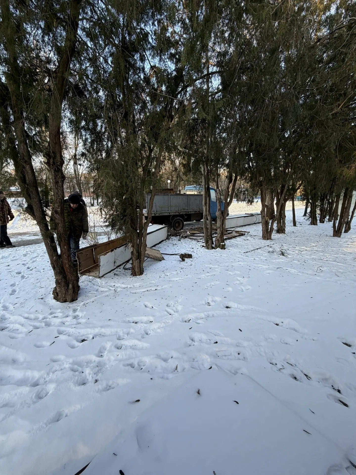 На территории «Парка культуры и отдыха имени И.М. Поддубного» проводятся работы по демонтажу нестационарных торговых объектов с истекшим сроком договора о предоставлении права на размещение нестационарного торгового объекта На территории «Парка культуры и отдыха имени И.М. Поддубного» проводятся работы по демонтажу нестационарных торговых объектов с истекшим сроком договора о предоставлении права на размещение нестационарного торгового объекта