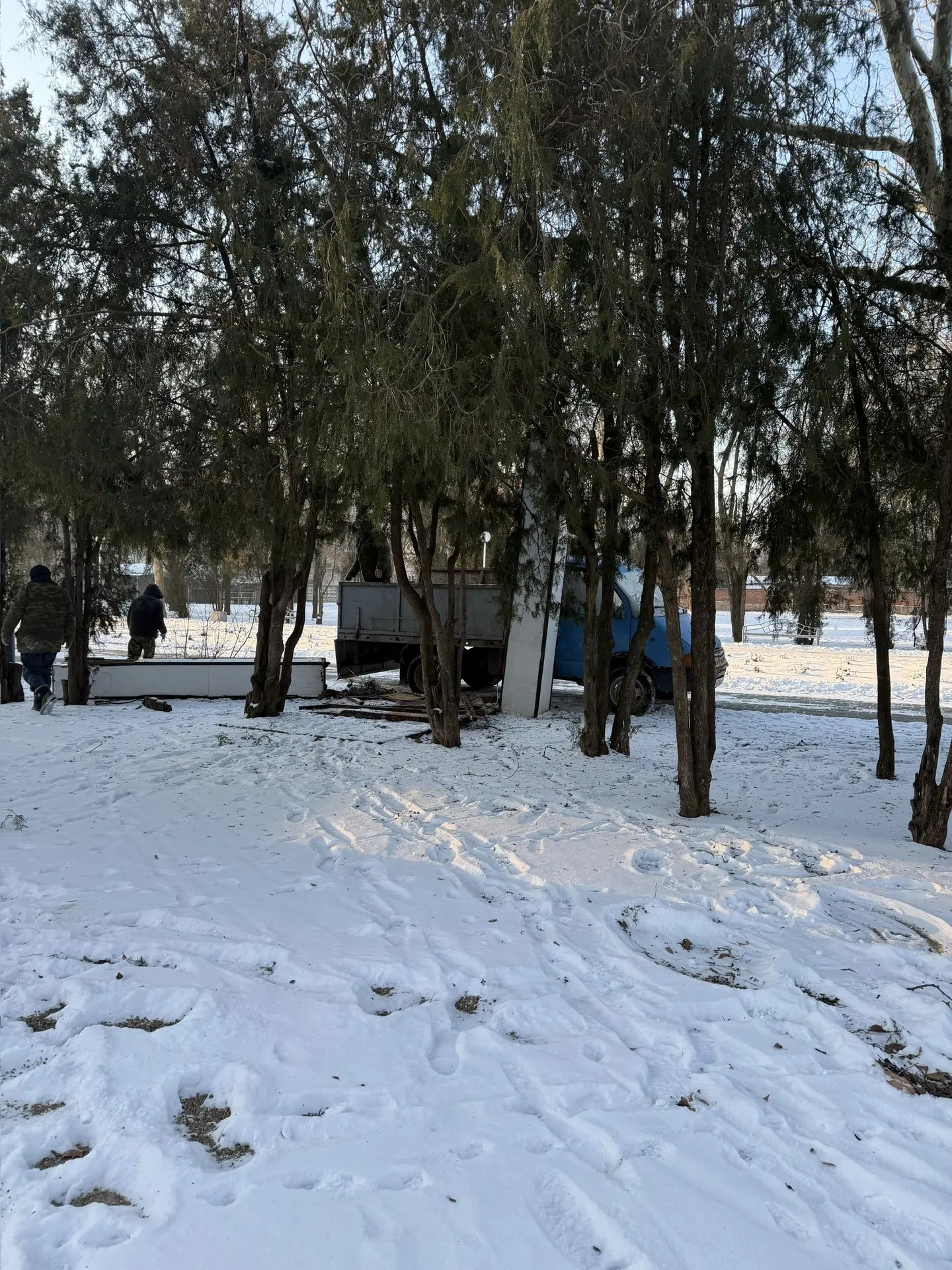 На территории «Парка культуры и отдыха имени И.М. Поддубного» проводятся работы по демонтажу нестационарных торговых объектов с истекшим сроком договора о предоставлении права на размещение нестационарного торгового объекта На территории «Парка культуры и отдыха имени И.М. Поддубного» проводятся работы по демонтажу нестационарных торговых объектов с истекшим сроком договора о предоставлении права на размещение нестационарного торгового объекта