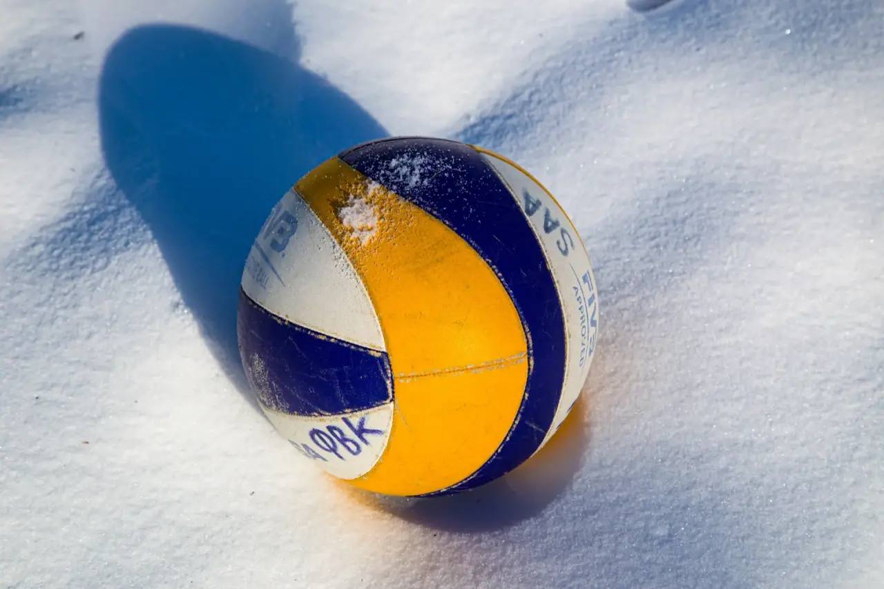 В Краснодаре впервые сыграли в волейбол на снегу