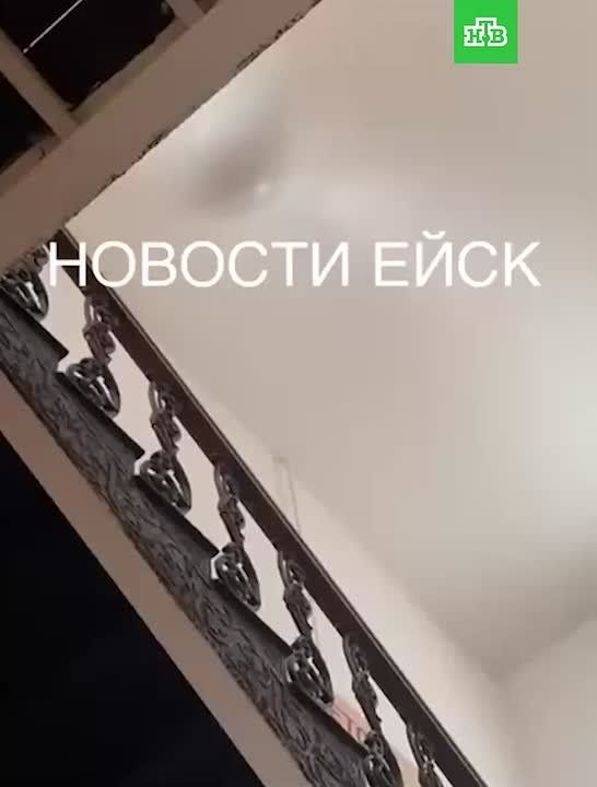 В Ейске школьникам пришлось убегать от потока воды, который хлынул на них из лопнувшего натяжного потолка