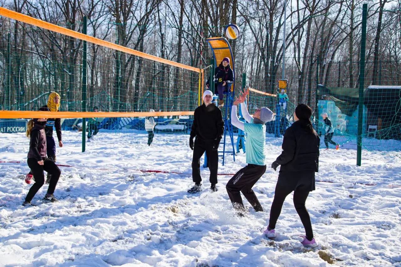 В Краснодаре впервые сыграли в волейбол на снегу В Краснодаре впервые сыграли в волейбол на снегу