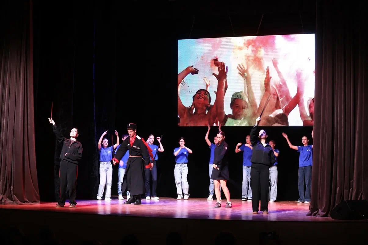 В Центре культуры «Родина» наградили лучших студентов Анапского индустриального техникума В Центре культуры «Родина» наградили лучших студентов Анапского индустриального техникума