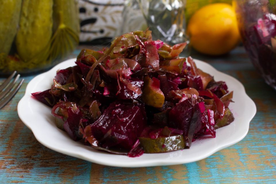 Салат с свеклой и морской капустой: полезное лакомство для веганов