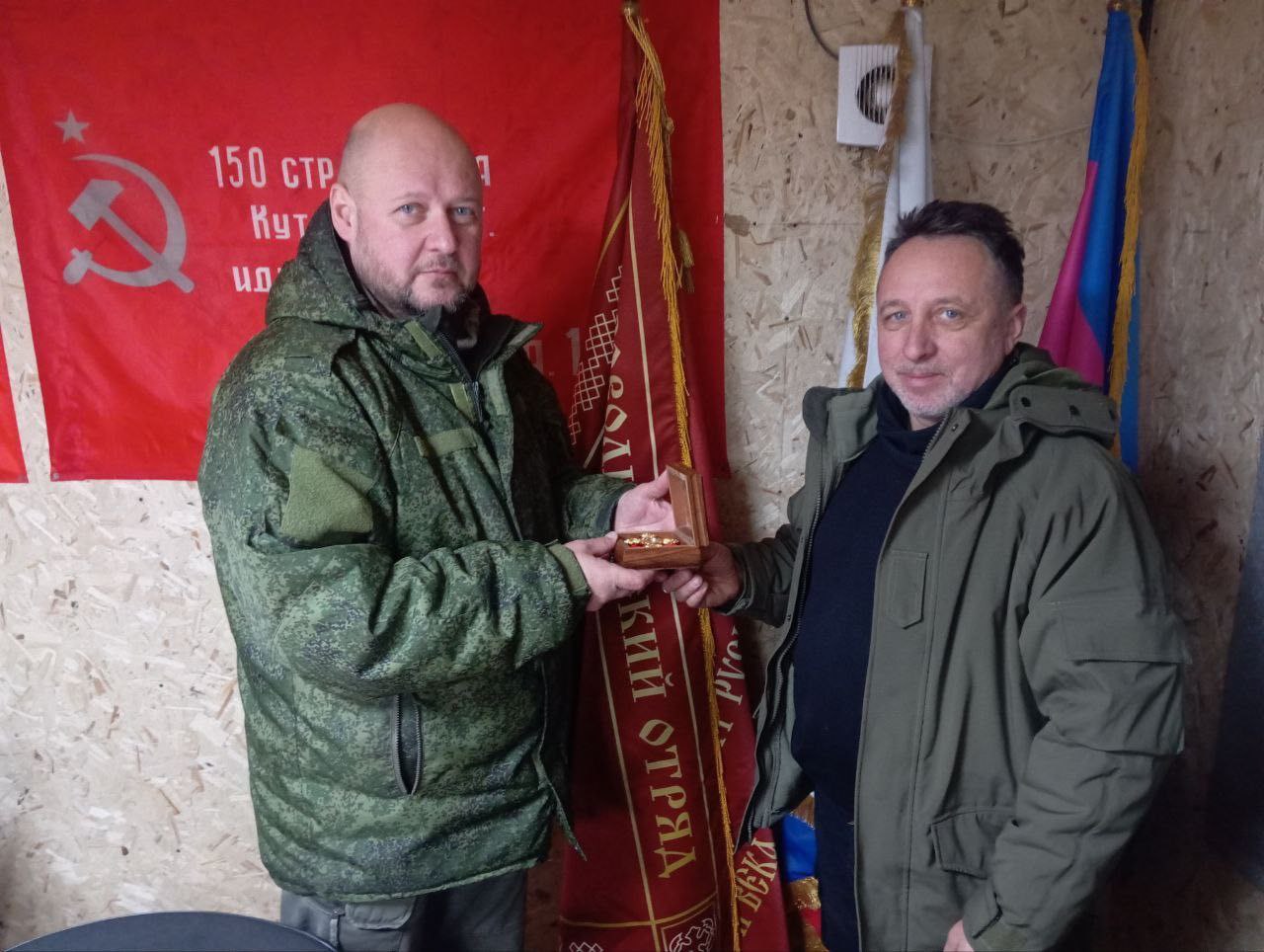 Директор Василий Александров и его заместитель Олег Ерёмин благотворительного фонда "РУСПОМОЩЬ" передали частичку мощей святого Илья Муромца батальону Кубанского казачьего войска БАРС 20 Директор Василий Александров и его заместитель Олег Ерёмин благотворительного фонда "РУСПОМОЩЬ" передали частичку мощей святого Илья Муромца батальону Кубанского казачьего войска БАРС 20