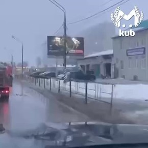 "Разворотило все ворота, крышу подняло, машины побило здесь, скорая"