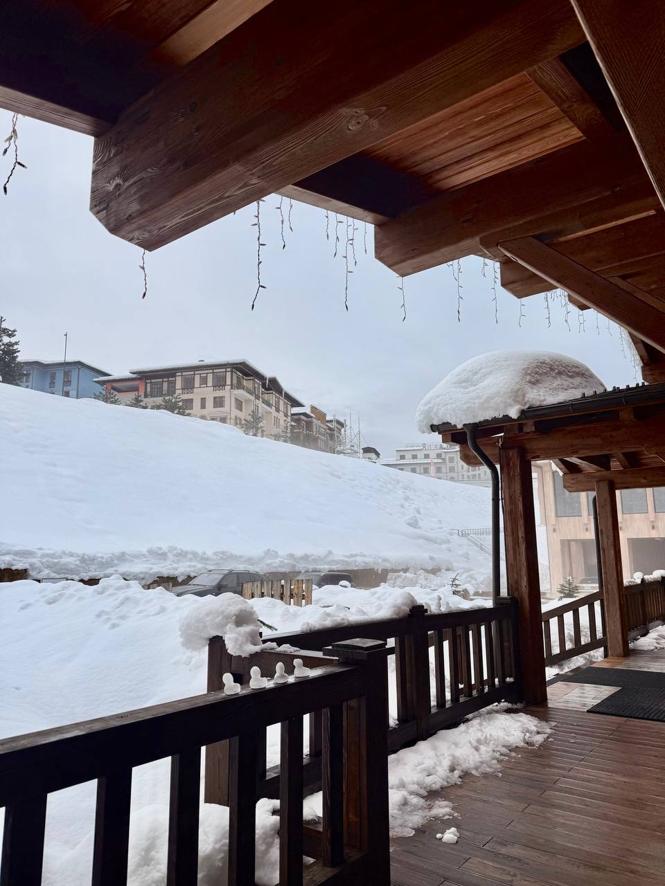 ГОРЫ ЗАВАЛИЛО! В Сочи намело сугробы под 2,5 метра! ГОРЫ ЗАВАЛИЛО! В Сочи намело сугробы под 2,5 метра!