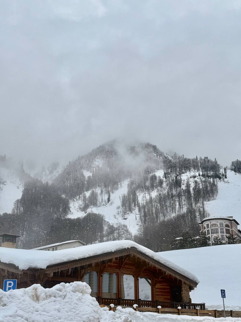 ГОРЫ ЗАВАЛИЛО! В Сочи намело сугробы под 2,5 метра! ГОРЫ ЗАВАЛИЛО! В Сочи намело сугробы под 2,5 метра!