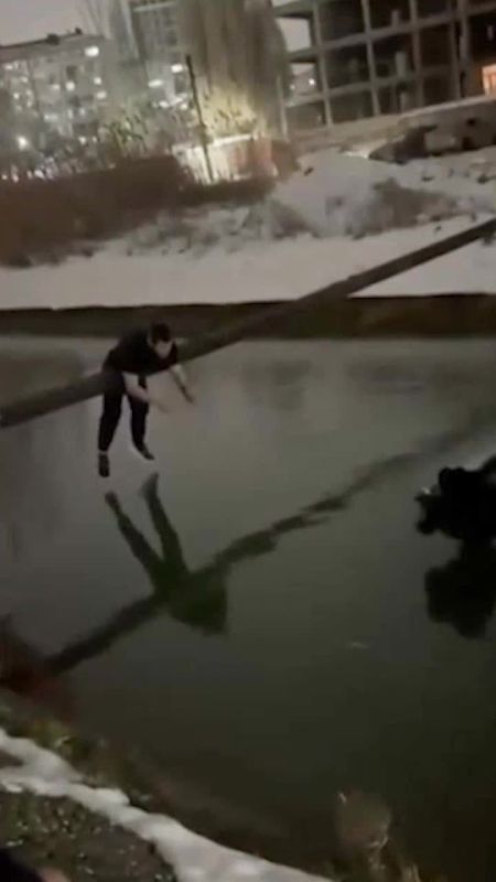 В Махачкале случайные прохожие спасли мать и ребенка из тонущего автомобиля