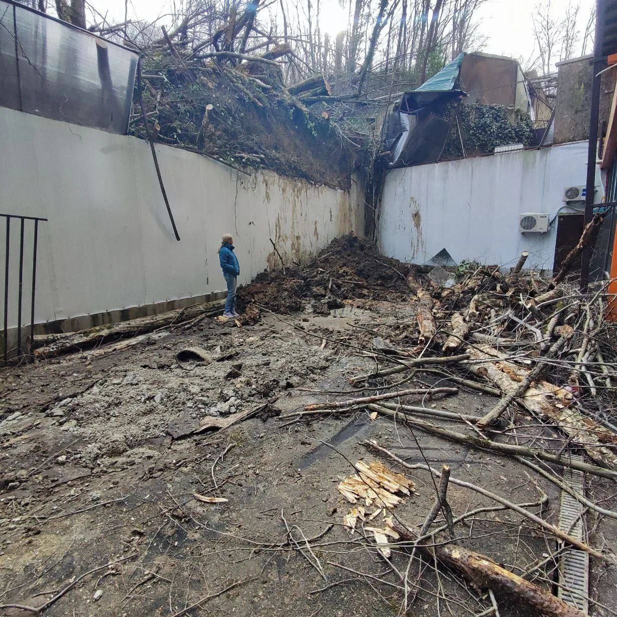 В Сочи снова оползень. В Адлерском районе Сочи зафиксирован сход оползня с соседнего земельного участка в сторону жилого многоквартирного дома В Сочи снова оползень. В Адлерском районе Сочи зафиксирован сход оползня с соседнего земельного участка в сторону жилого многоквартирного дома