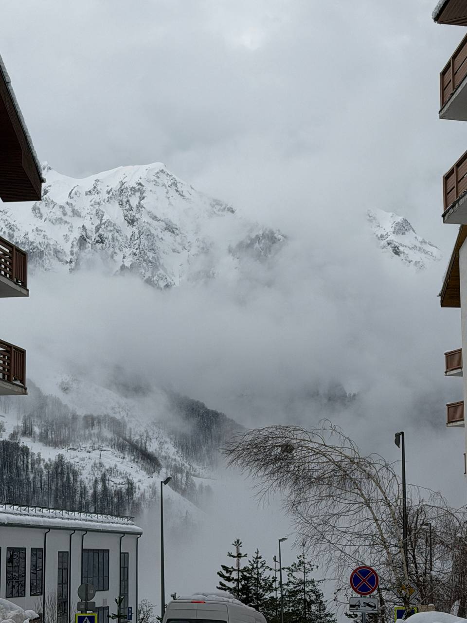 ГОРЫ ЗАВАЛИЛО! В Сочи намело сугробы под 2,5 метра! ГОРЫ ЗАВАЛИЛО! В Сочи намело сугробы под 2,5 метра!