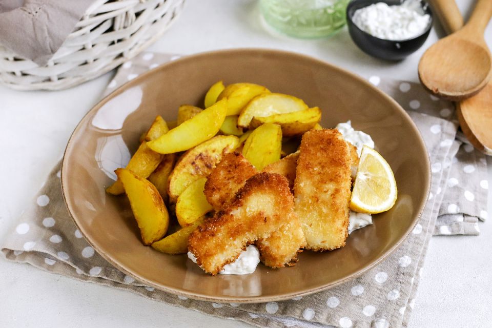 Наггетсы из белой рыбы с картофелем по-деревенски