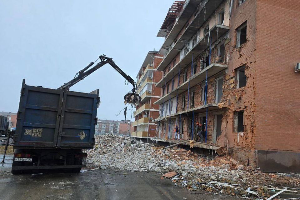 Строители возводят новые перегородки в поврежденных квартирах