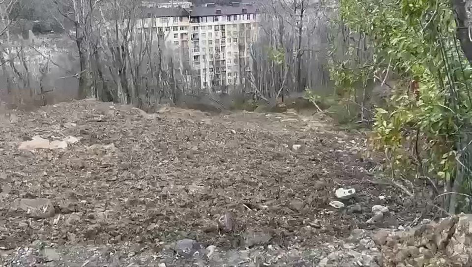 Груда грязи и камней. В Адлерском районе Сочи произошел сход оползня в непосредственной близости от жилого дома по адресу Петрозаводская, 26/5