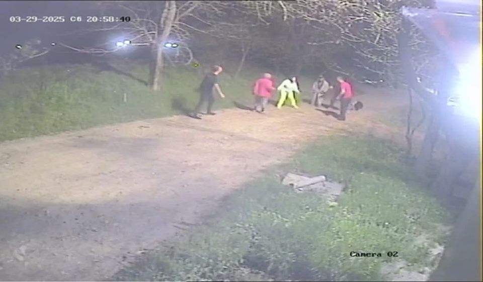 Один с гвоздодером, второй – с лопатой